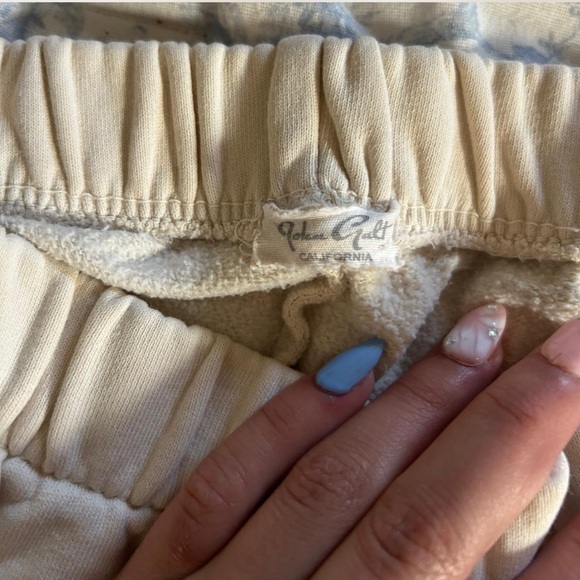 BRANDY MELVILLE SWEATS - Picture 2 of 3